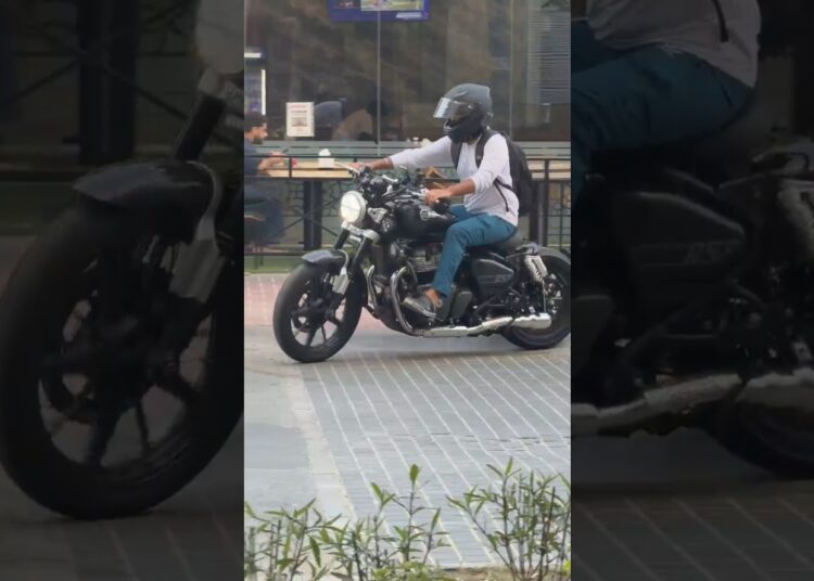 Royal Enfield Super Meteor 650 modified bobber