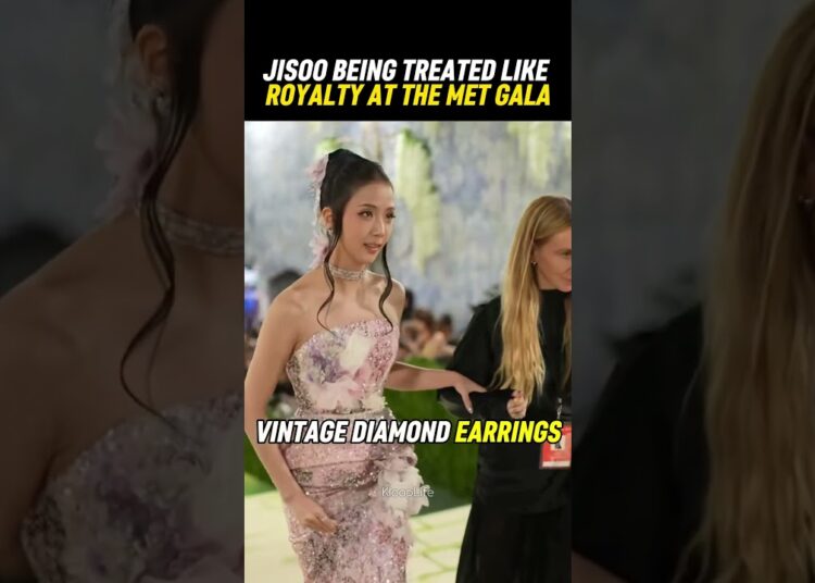 jisoo being treated like royalty at the met gala. #kpop #jisoo