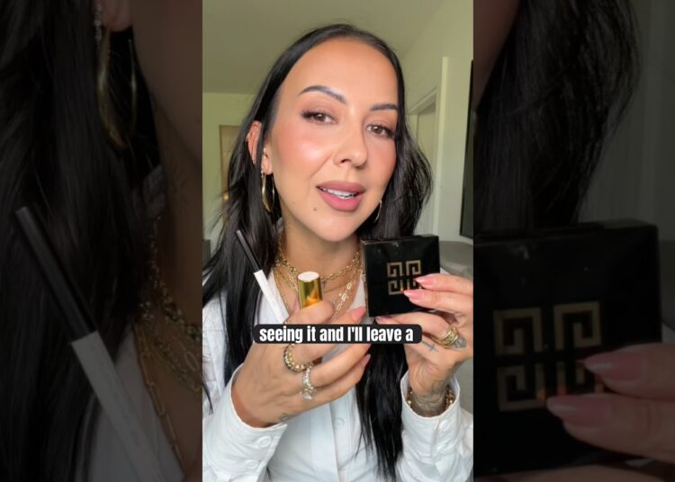 Pro Makeup Artist Most Requested Lip Combo #promakeupartist #lipcombo #lipstick #lipliner