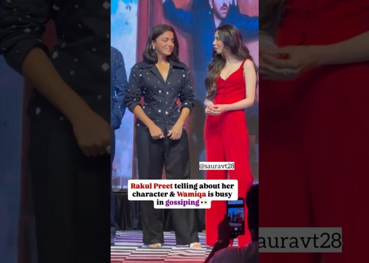 Wamiqa should give attention to the host instead of gossiping like this and disrespecting someone|