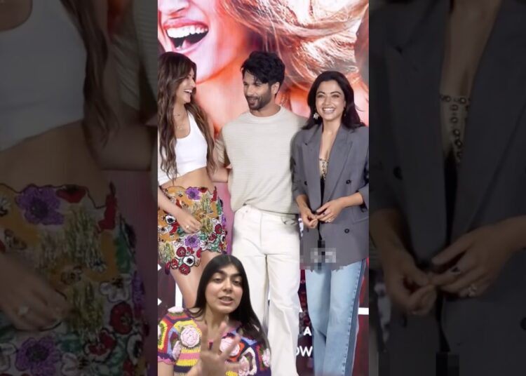 How to pose like a celebrity ? #cocktail2 #rashmikamandanna #kritisanon