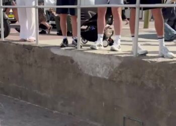 Harry and Meghan mobbed at Bondi beach