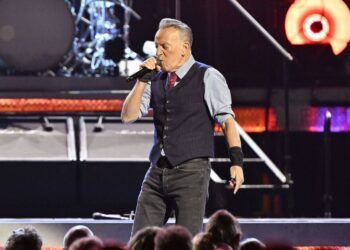 Bruce Springsteen appears to snub Chris Christie at Brooklyn show - Celebrity News - Entertainment
