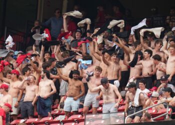 Cardinals' Marmol buys tickets for fans to continue shirtless revelry
