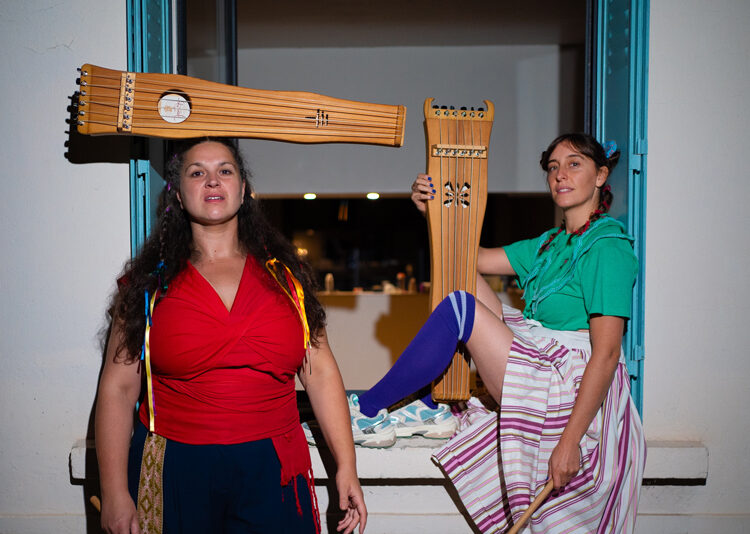 Cocanha - Photo by Amic Bedel. The two artists holding their musical instruments.