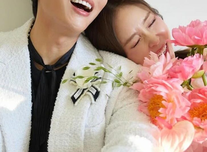 Shinji, right, and Moon Won / Captured from Shinji's social media