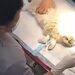 Kuankuan the kitten lies on the operating table of the pet hospital. Photo: Baidu