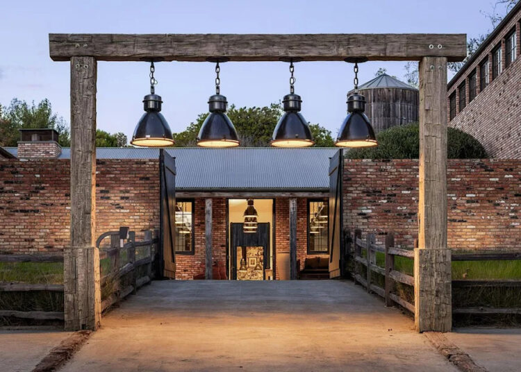 Exterior of Diane Keaton's L.A. homeCredit: Jonathan Quiñones - LA REP