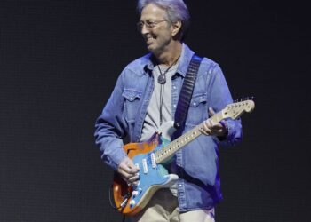 Eric Clapton cuts show short after being struck by record - Celebrity News - Entertainment