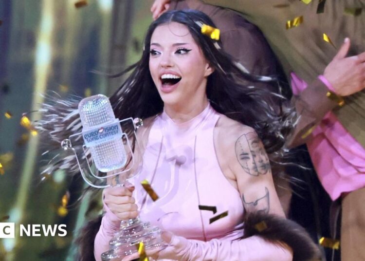 Dara holds her Eurovision trophy