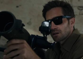 Jake Gyllenhaal as Bronco holding a bazooka in In the Grey