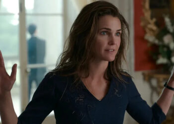 Keri Russell with unstyled hair on the set of The Diplomat