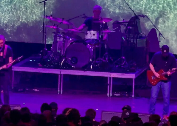 Hum Brings The Volume At First Show In Seven Years