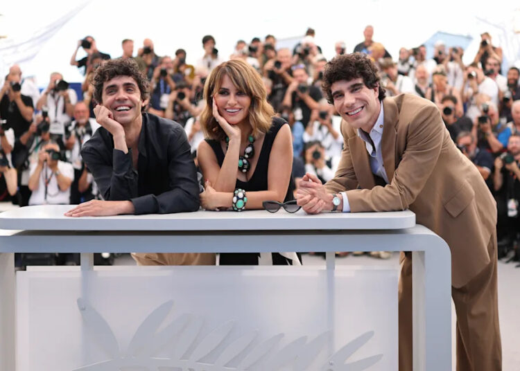Javier Ambrossi, Penélope Cruz and Javier Calvó