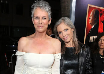 Jamie Lee Curtis and Kelly Lee Curtis attend a premiere in 2012 in Beverly HillsCredit: Eric Charbonneau/WireImage