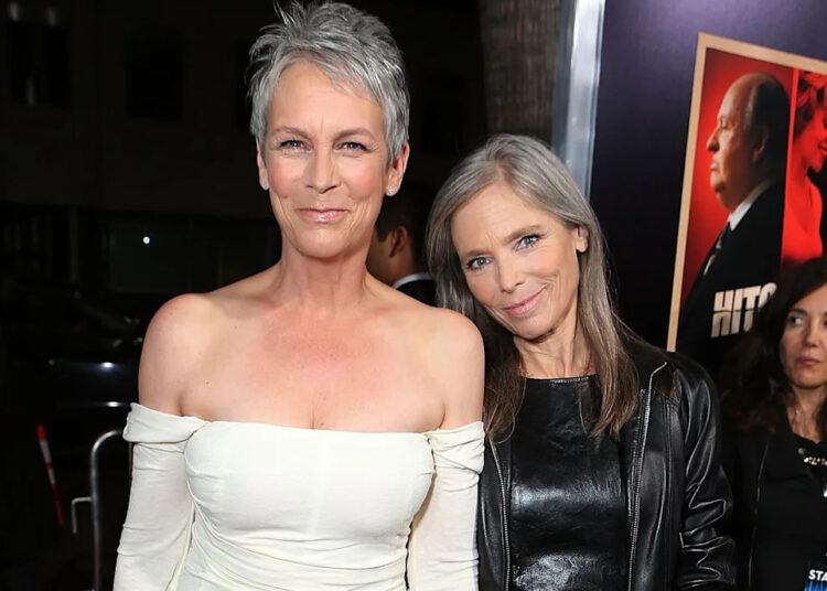 Jamie Lee Curtis and Kelly Lee Curtis attend a premiere in 2012 in Beverly HillsCredit: Eric Charbonneau/WireImage