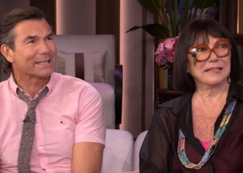 Jerry O'Connell and his mom, Linda on 'Live with Kelly and Mark'Credit: ABC