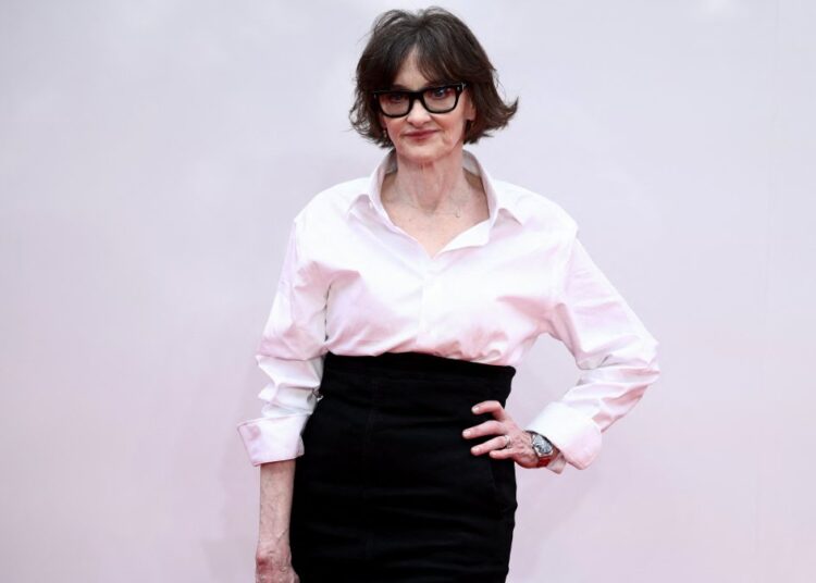 Joan Cusack poses on red carpet for the first time since 2015 – NBC Connecticut