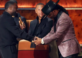 As Williams went to leave, Hart told him to wait. He said the moment was a surprise, but that he was a fan first. Hart acknowledged that they had an opportunity to put the beef behind them, then offered an olive branch. Williams accepted. They hugged and shook hands.