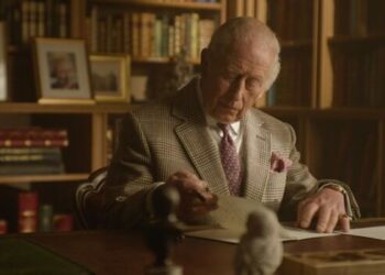 The King penning a handwritten note to Sir David Attenborough