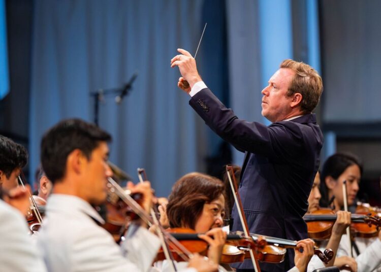 This image released by the Los Angeles Philharmonic shows Daniel Harding conducting the Los Angeles Philharmonic at the Hollywood Bowl in Los Angeles on Aug. 19, 2025. (Elizabeth Asher/Los Angeles Philharmonic via AP)