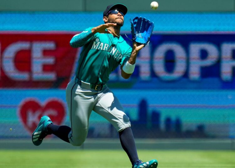 Mariners let defense hold them down in 6-8 loss to Royals