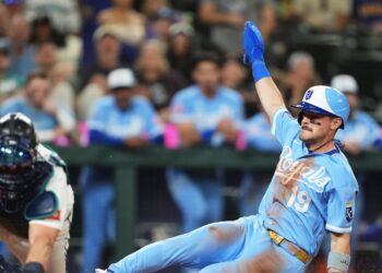 Massey scores in 10th on Garcia's sacrifice fly, Royals beat Mariners 3-2