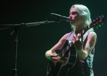 Phoebe Bridgers debuts three new songs at first solo show in three years in New Mexico