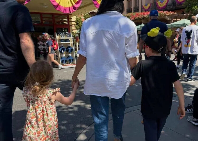 harry meghan archie lilibet disneyland