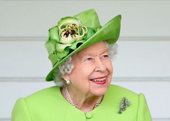 Queen Elizabeth II was once gifted washing up gloves for odd reason | Royal | News