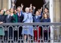 Queen rushed to hospital after heart attack as palace issues statement | Royal | News