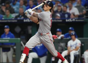 Red Sox 4, Royals 3; Boston earns series sweep in rare late-innings win