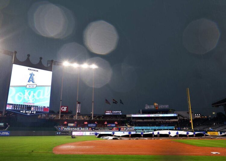 Royals photographer captured image of KC skyline reflected in clouds above The K