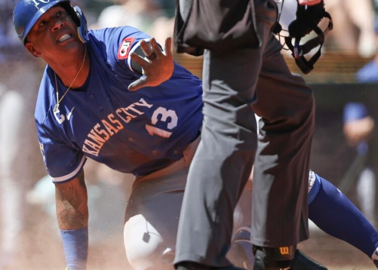 Royals sweep Mariners in 4-1 contest