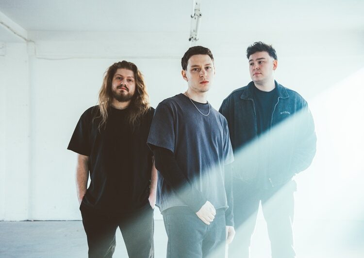 Senna release new music video for 'Out Of The Blue'