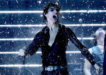 Sombr Sings Aching ‘Homewrecker’ Hit in a Rainstorm During AMAs Performance