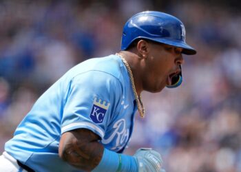 Stephen Kolek gem gets Royals back in the win column 2-0