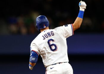 Texas Rangers go streaking with late rally against Kansas City Royals