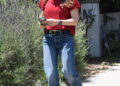 Jennifer Garner wore her cuffed jeans outfit with the chunky sneakers trend