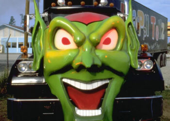Scene from "Maximum Overdrive" showing front end of the alien semi-truck