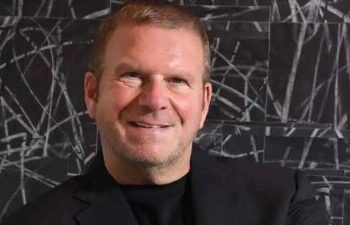Who is Tilman Fertitta, the billionaire acquiring Caesars Entertainment? – CDC Gaming