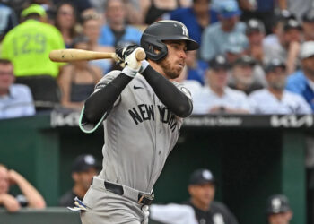Yankees offense explodes, makes history against Royals in six-homer shellacking