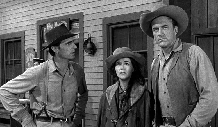 Chester B. Goode (Dennis Weaver) speaks to Matt Dillon (James Arness) in Gunsmoke