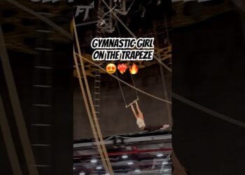 One swing, one chance 🤯❤️‍🔥 #trapeze #freedom #performance #artist #circus #gymnast #show #flying