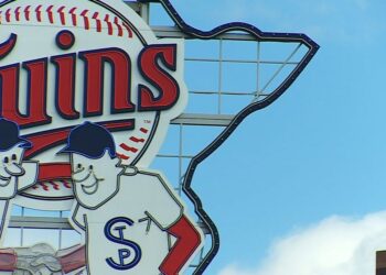 Josh Rojas has go-ahead, 2-run single as pinch hitter in Royals debut as Kansas City tops Twins 8-6
