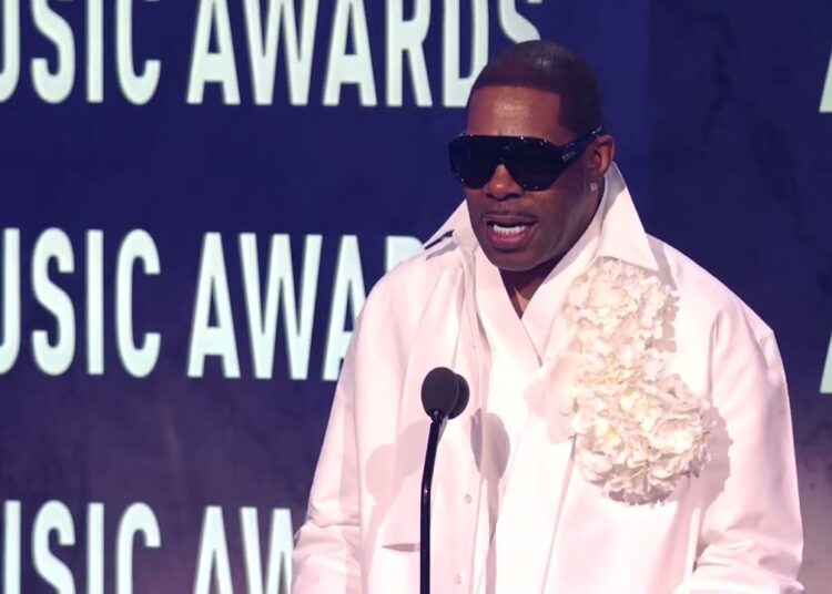 Busta Rhymes Presents the Award for Artist of the Year [52nd American Music Awards]