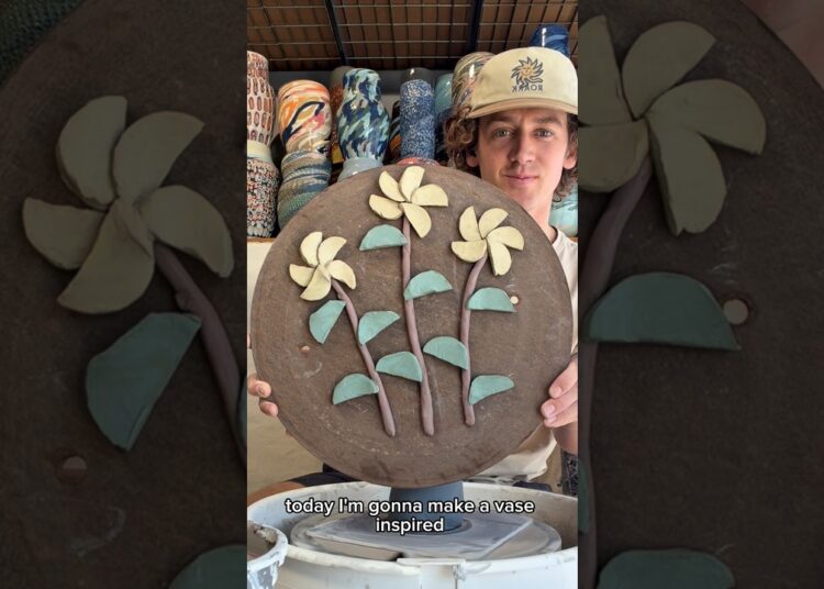 Making a new flower vase! #artist #pottery #clay