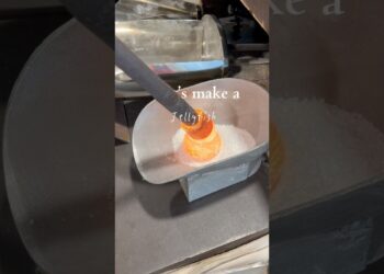 Making a glass jellyfish 🪼 #glassblowing #glassblower #glassart #glassmaking #howitsmade #artist