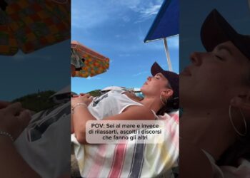 QUANDO SEI IN SPIAGGIA E INVECE DI RILASSARTI FAI GOSSIP #gossip #inspiaggia #sottolombrellone
