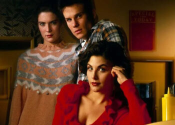 Fenn with her TWIN PEAKS co-stars (Credit: Paramount+)